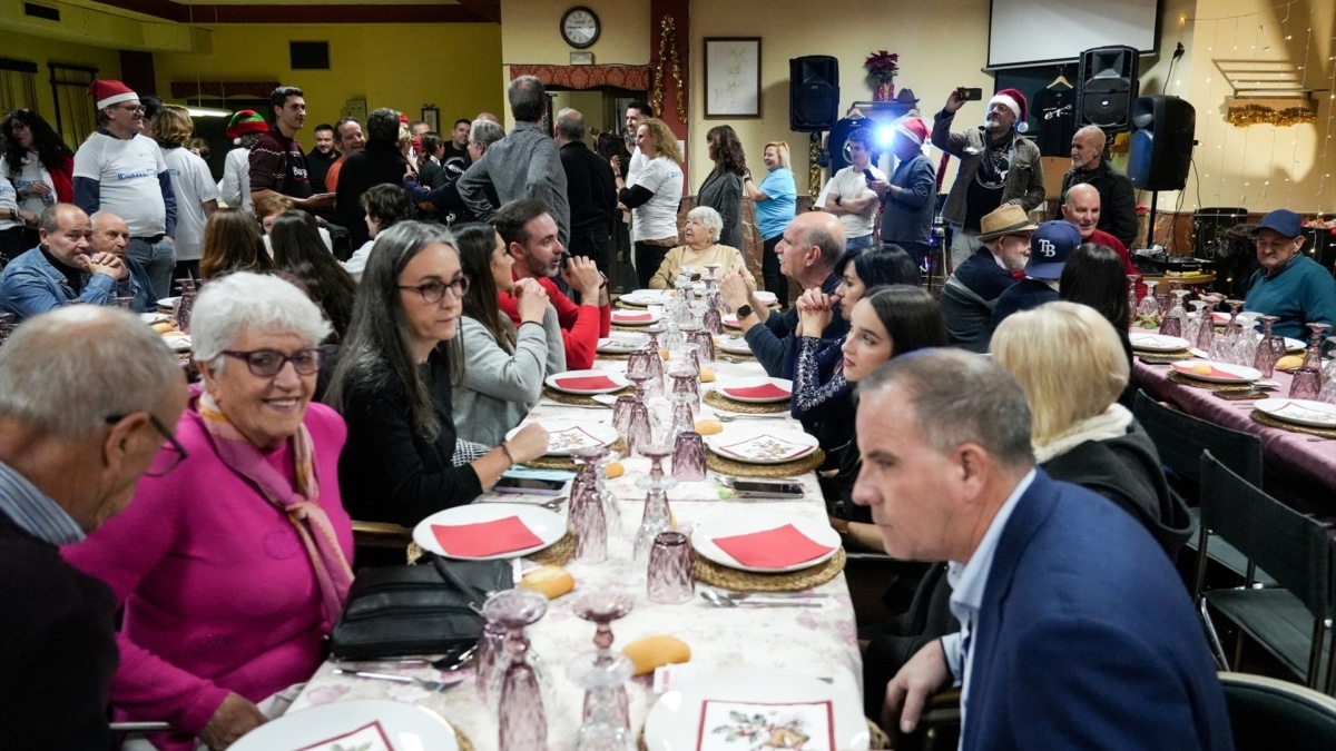 Vecinos durante la cena ofrecida por la ONG Gastronomía Solidaria, en el Ateneo Musical y Mercantil de Paiporta, a 24 de diciembre de 2024, en Paiporta, Valencia, Comunidad Valenciana (España).