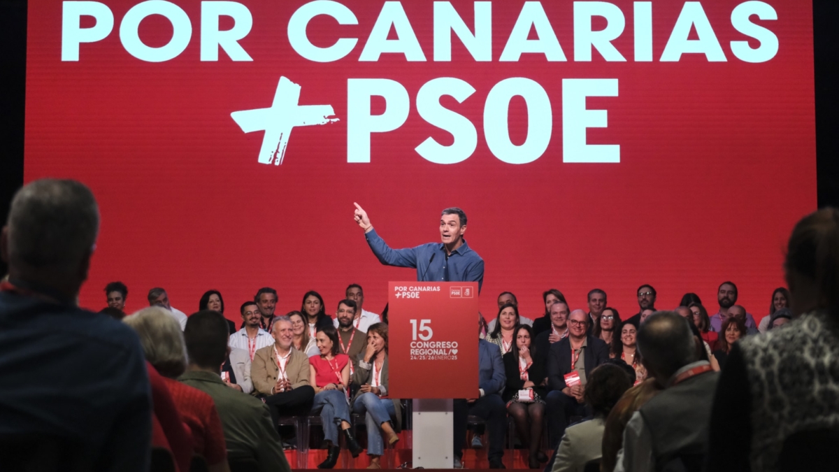 FOTODELDÍA SANTA CRUZ DE TENERIFE, 26/01/2025.- El presidente de España, Pedro Sánchez interviene este domingo durante el 15º Congreso del PSOE de Canarias, celebrado en el Espacio Magma en Adeje (Tenerife). EFE/ Alberto Valdés