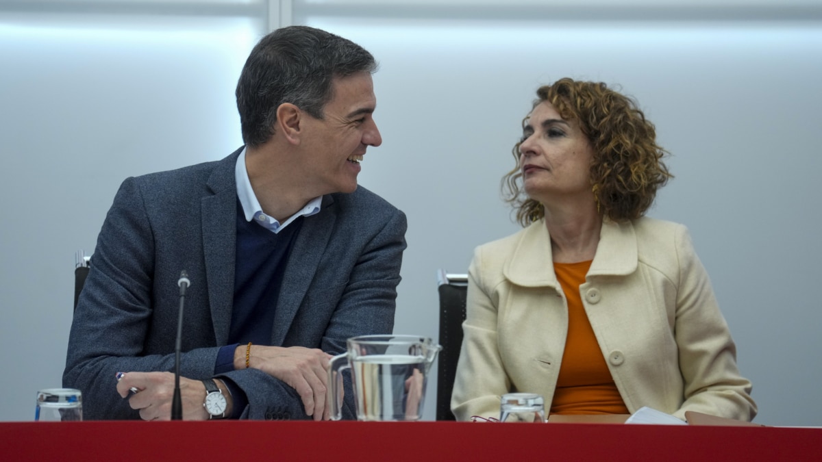 MADRID, 27/01/2025.- El secretario general del PSOE, Pedro Sánchez, y la vicesecretaria general, María Jesús Montero, durante la reunión de la Ejecutiva Federal del partido celebrada este lunes en la sede de Ferraz. EFE/Borja Sánchez-Trillo