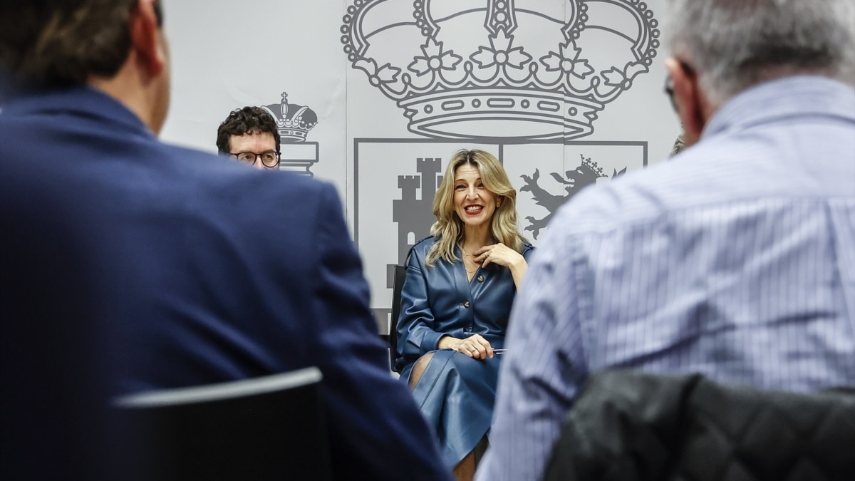 La vicepresidenta segunda del Gobierno y ministra de Trabajo, Yolanda Díaz, en una reunión con alcaldes afectados por la DANA en la Delegación del Gobierno de la Comunidad Valenciana