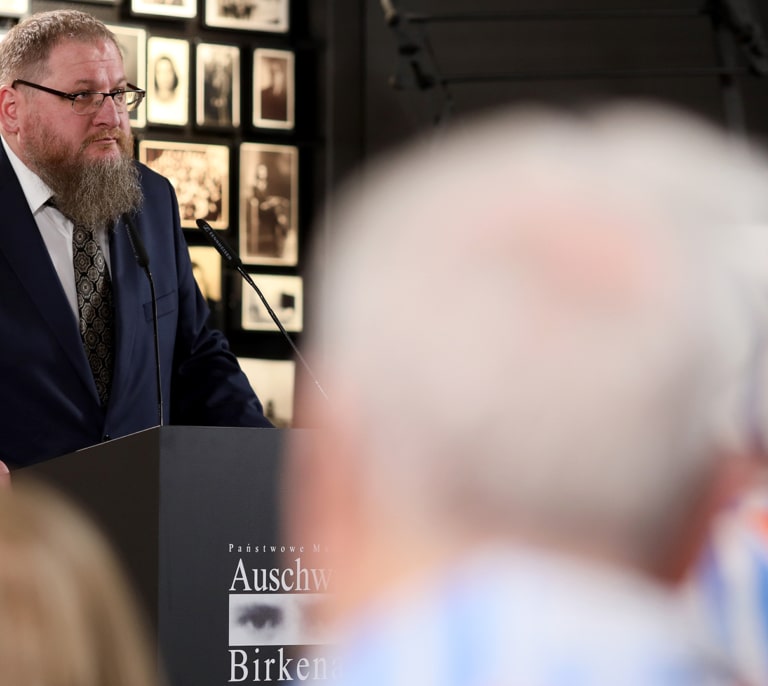 "Hitler apenas necesitó seis años de propaganda para hacer posible el Holocausto, y no había redes sociales"