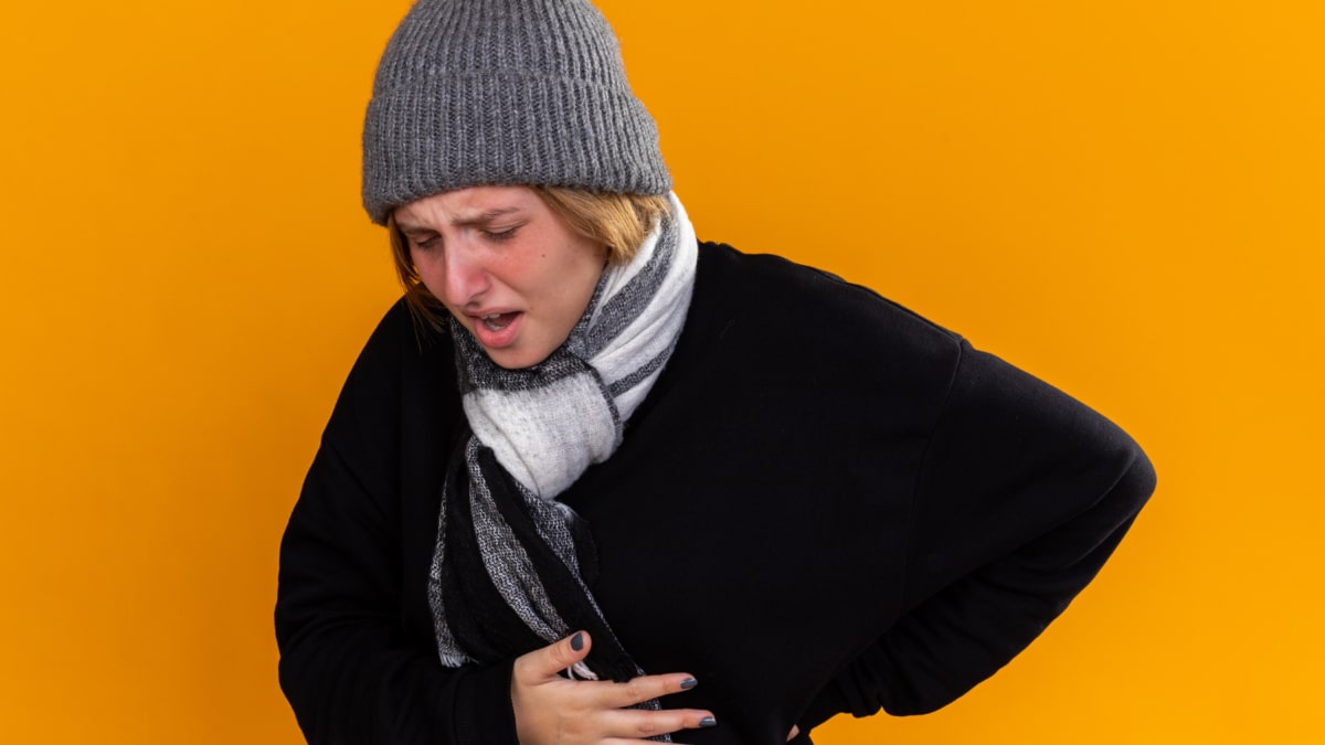 Mujer joven con dolor de estómago.