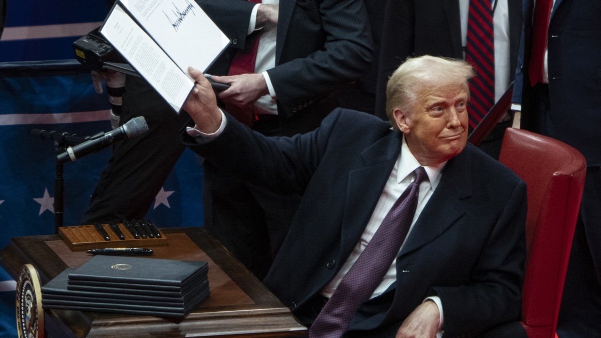 El presidente de Estados Unidos, Donald Trump, enseña una orden ejecutiva que acaba de firmar en el estadio de baloncesto Capitol One Arena.