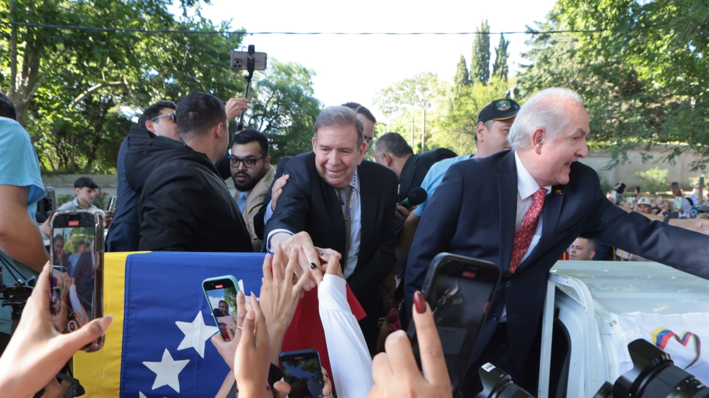 Edmundo González, presidente electo de Venezuela (c) saluda a sus seguidores en Montevideo.