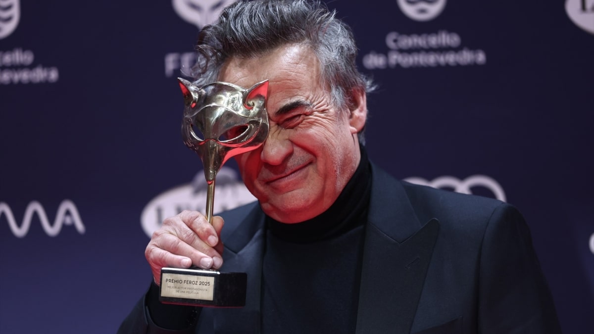 El actor Eduard Fernández posa con el premio a Mejor actor protagonista de una película por 'Marco', en la alfombra roja de los premiados en los Premios Feroz 2025