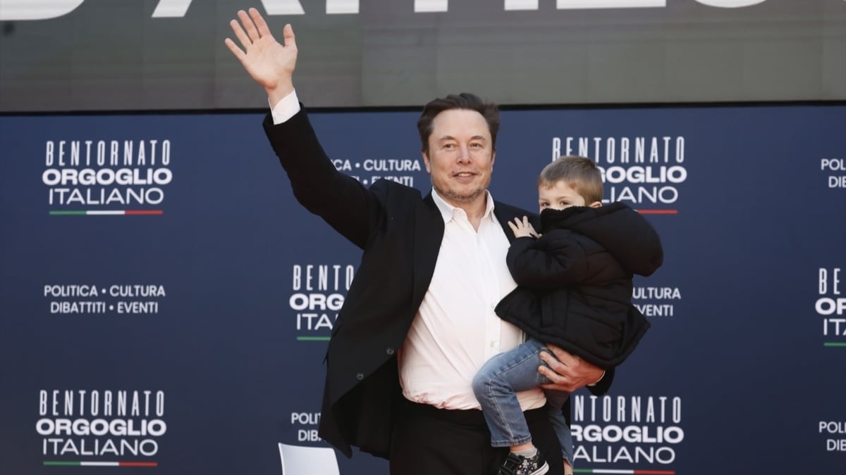 Elon Musk con su hijo X AE A-Xii.