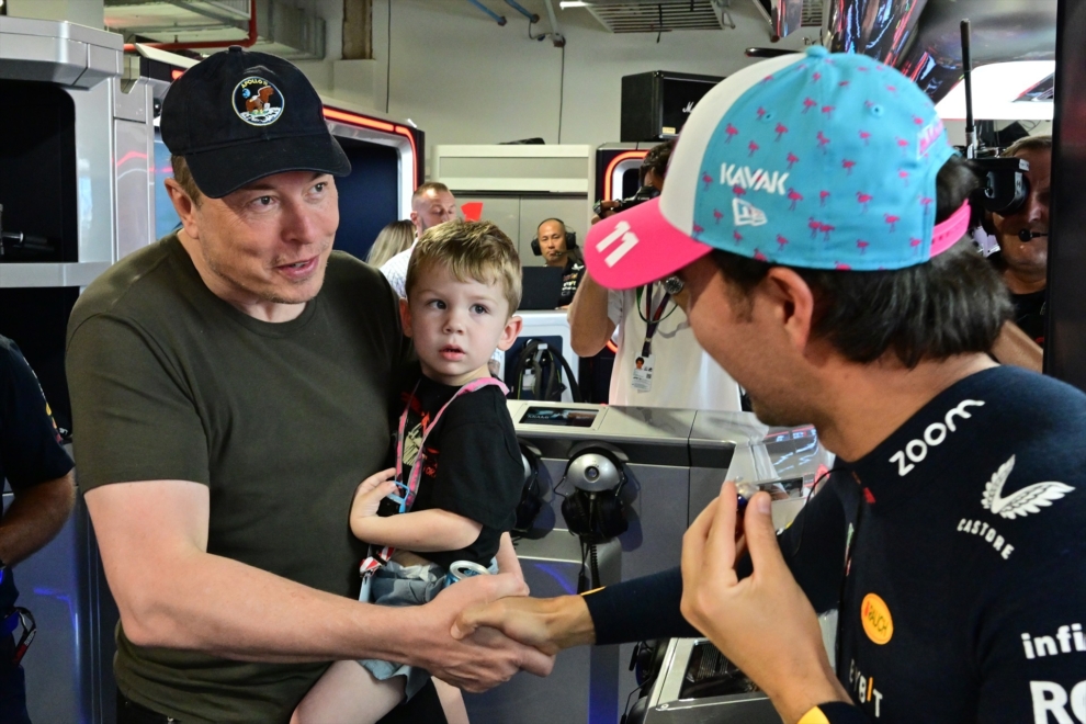 Elon Musk con su hijo X Æ A-Xii, en el Gran Prix de Miami de 2023.