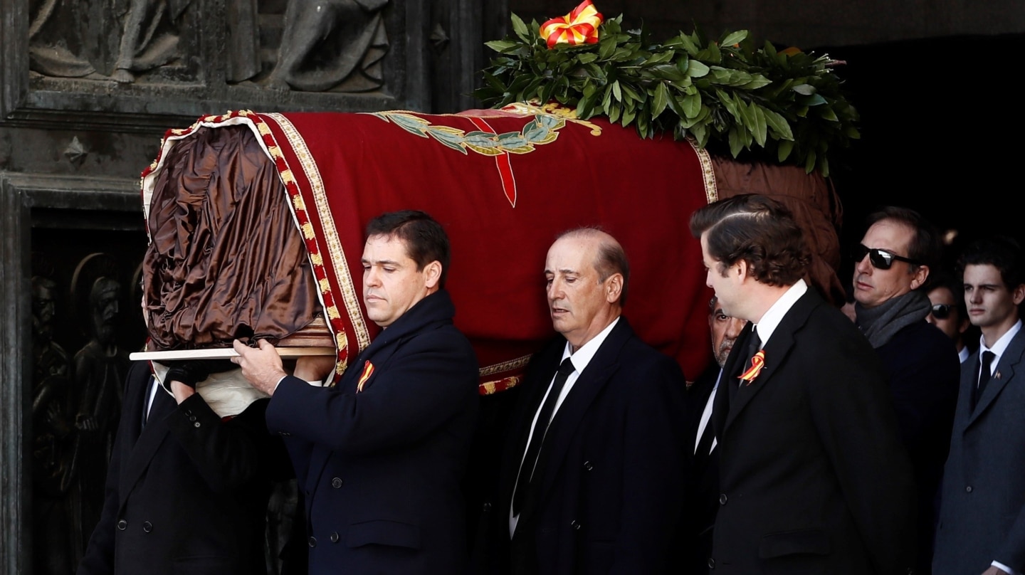 (Foto de ARCHIVO) El nieto de Francisco Franco, Luis Alfonso de Borbón (i) lidera la comitiva familiar con los restos del dictador tras su exhumación del Valle de los Caídos y antes de su trasladado al cementerio de El Pardo-Mingorrubio para su reinhumación, en Madrid, a 24 de octubre de 2019. Pool 24 de octubre de 2019 24/10/2019