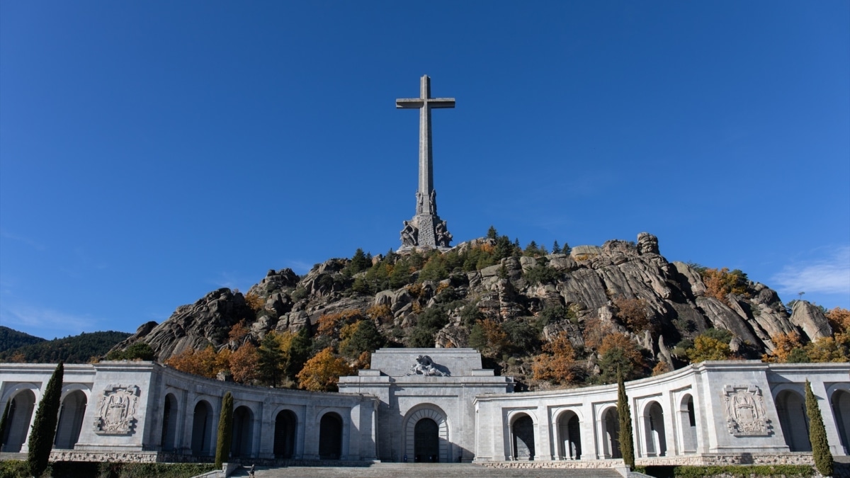 El Supremo absuelve al hombre que pintó la tumba de Franco en el Valle de los Caídos