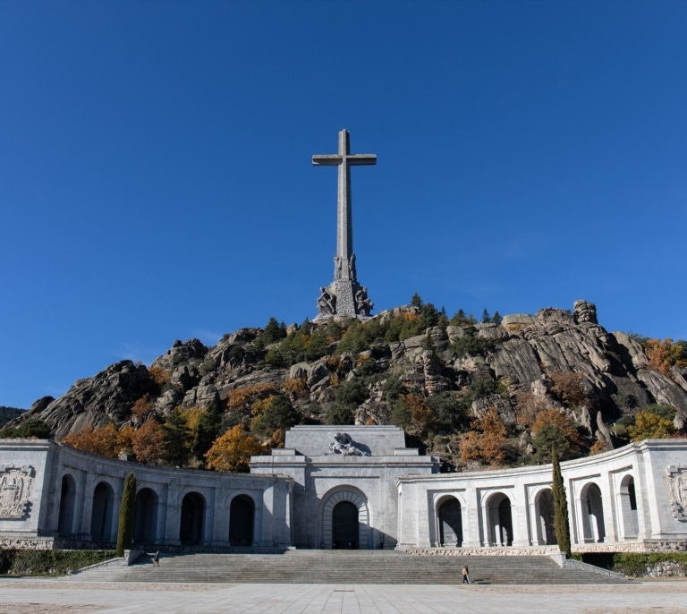 El Supremo absuelve al hombre que pintó la tumba de Franco en el Valle de los Caídos