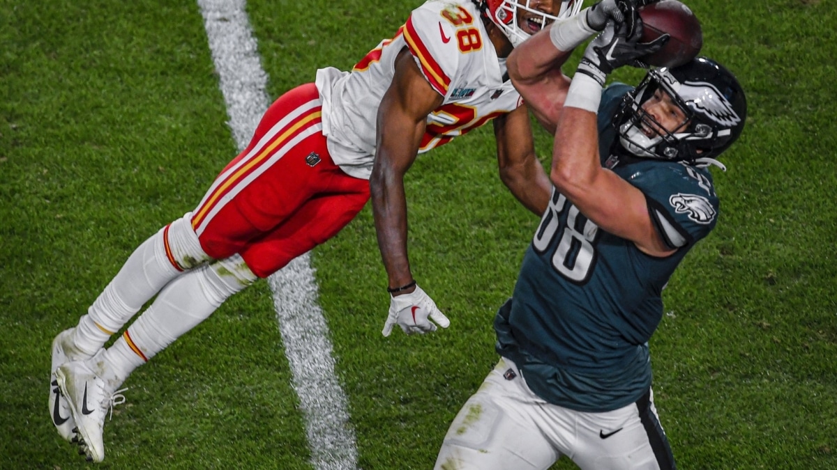 Dos jugadores del Kansas City Chiefs y Philadelphia Eagles en un partido.