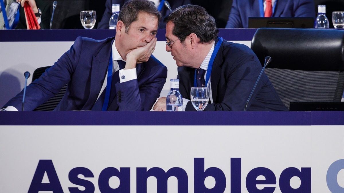 El presidente de la CEOE, Antonio Garamendi (d), conversa con el presidente de Ceoyme, Gerardo Cuerva, en Madrid en una imagen de archivo.