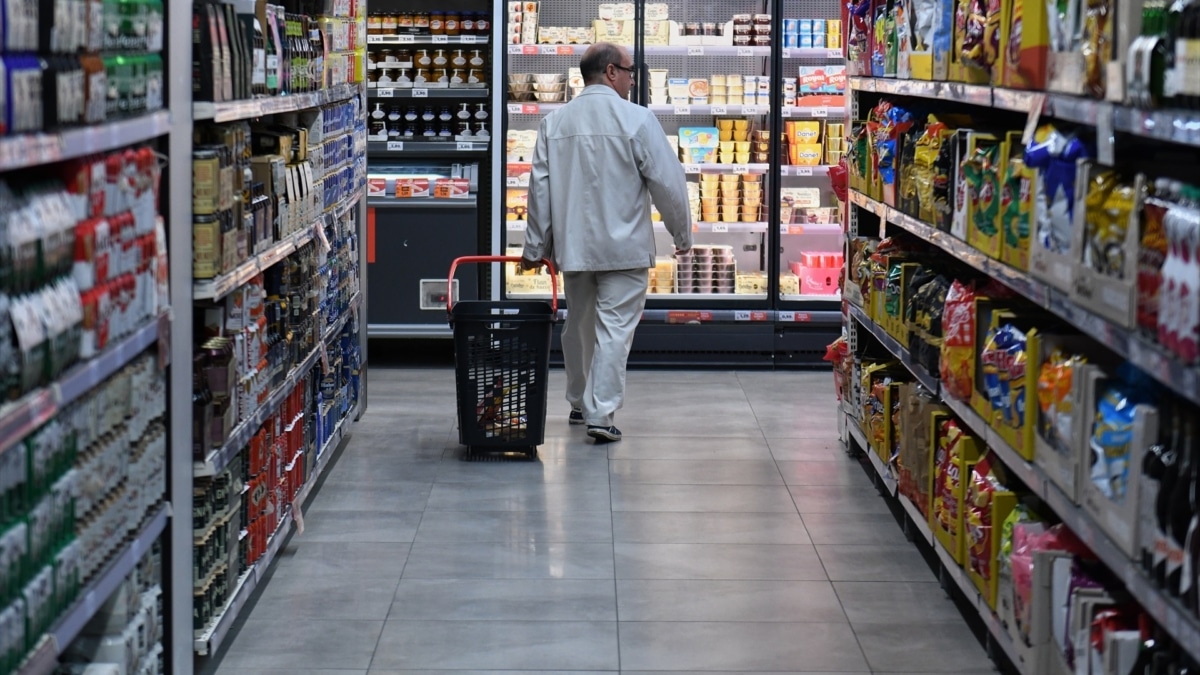 Una persona hace la compra en Madrid en una imagen de archivo.