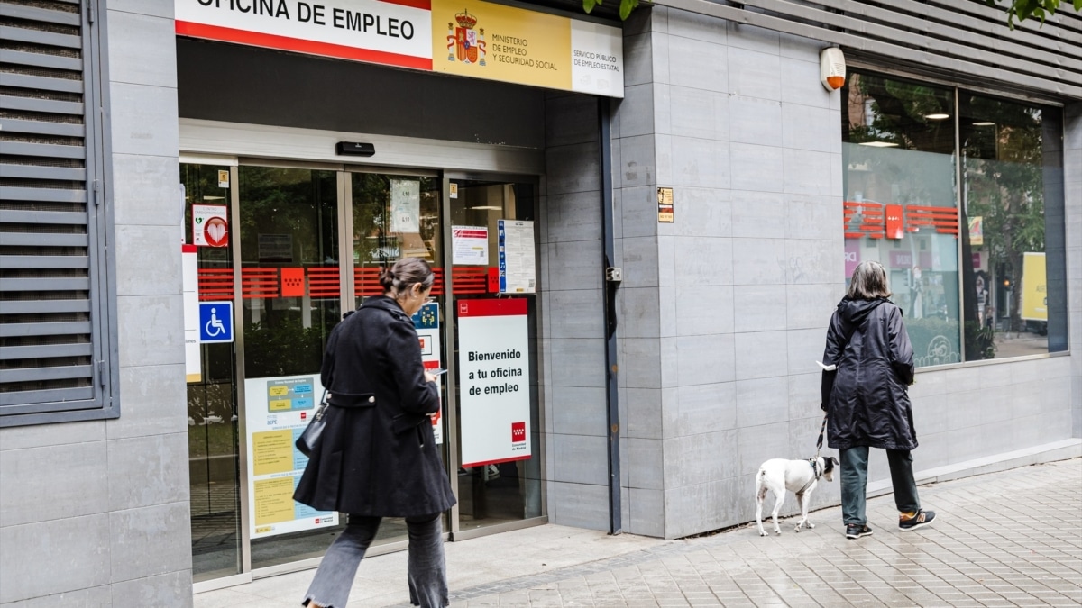 Varias personas pasan por la oficina del paro en Madrid en una imagen de archivo.