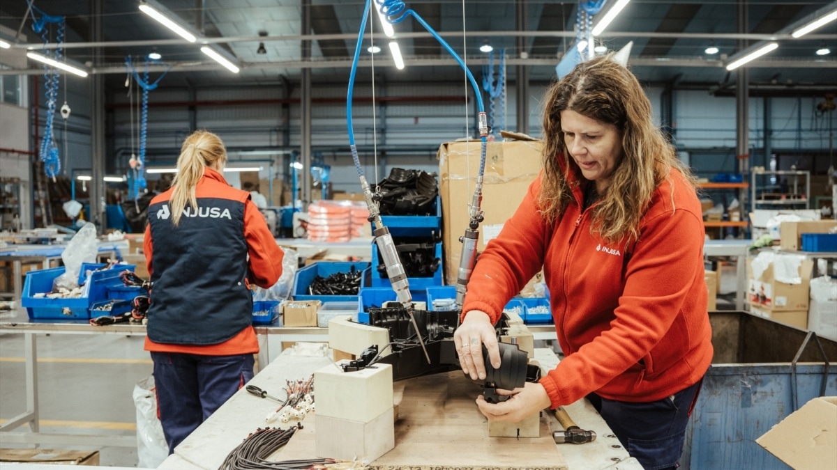 Dos trabajadoras en una fábrica de Alicante (Comunidad Valenciana).