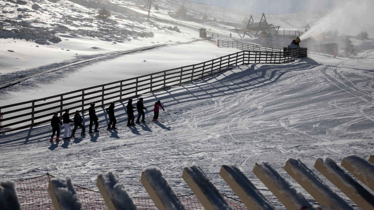 Cierre de la estación Valdesquí: la falta de nieve afecta a esquiadores y turistas