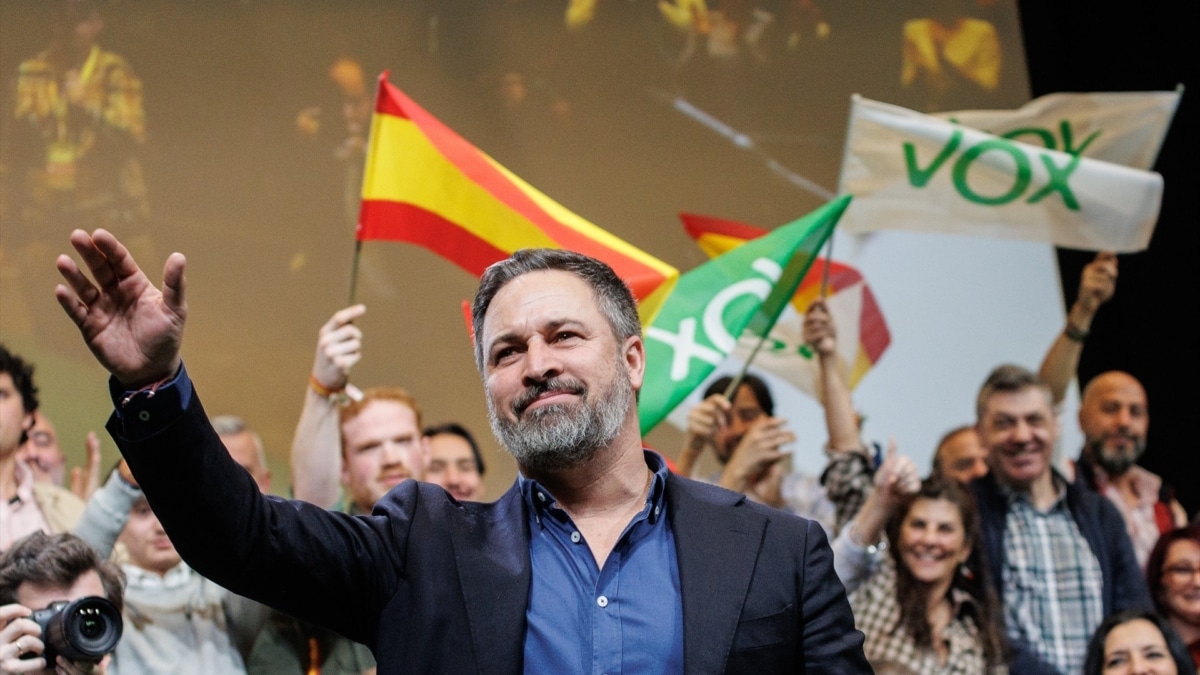 El líder de Vox, Santiago Abascal, durante el acto de reelección del líder de Vox tras la Asamblea General Extraordinaria de Vox, en el Madrid Marriott Auditorium Hotel & Conference Center, a 27 de enero de 2024, en Madrid (España).