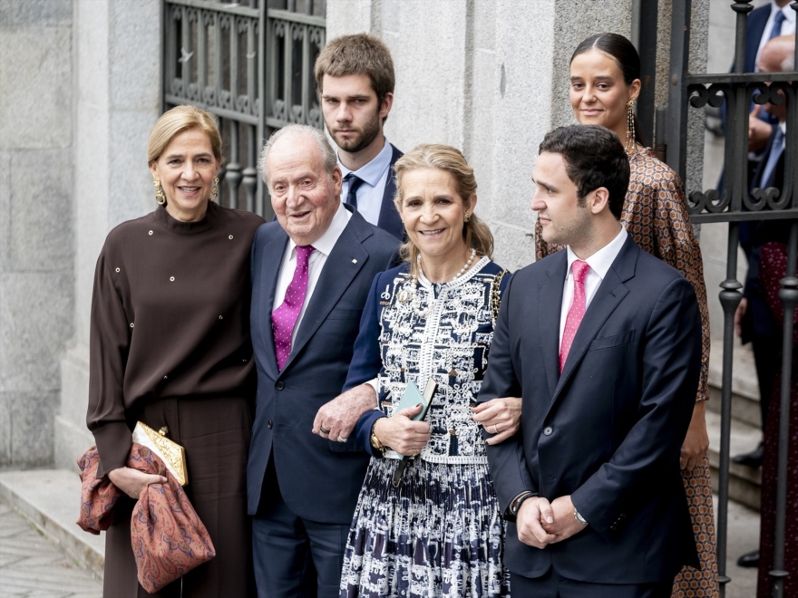 La Infanta Cristina, el Rey emérito Juan Carlos I, la Infanta Elena, y los nietos del Rey Juan Carlos, Froilán de Marichalar y, en segunda fila, Juan Valentín Urdangarín y Victoria Federicha de Marichalar en la boda de Almeida.