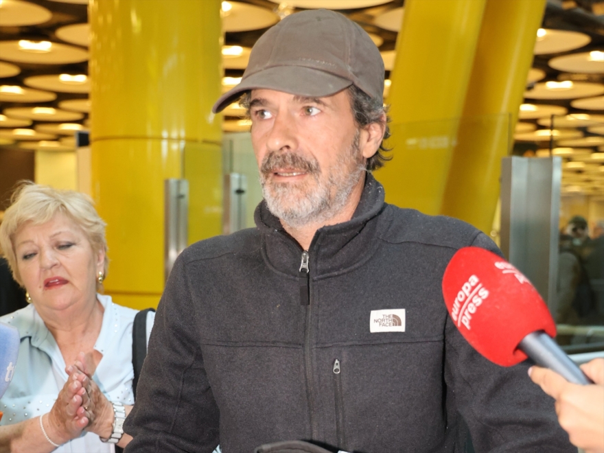 Rodolfo Sancho y su abogada Carmen Balfagón llegan al aeropuerto de Madrid tras asistir en Tailandia al juicio de Daniel Sancho.