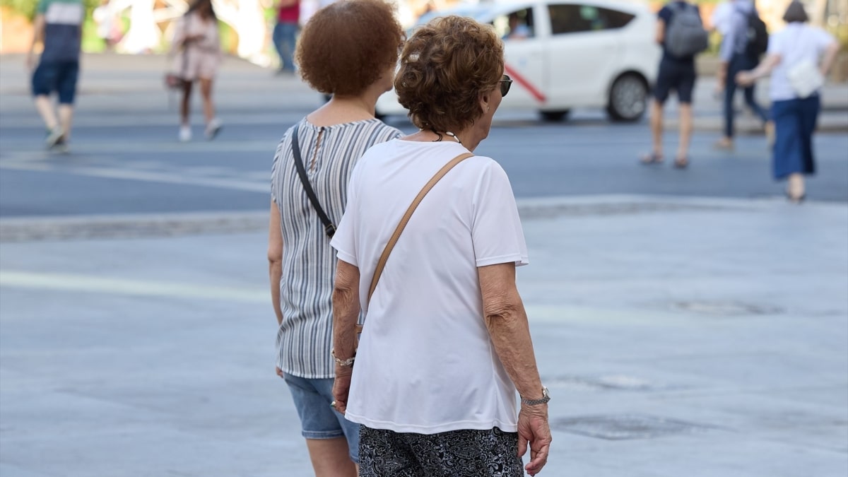 Dos mujeres caminan por Madrid en una imagen de archivo.