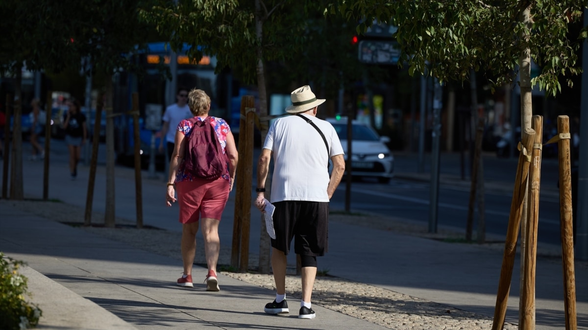 Dos personas caminan en Madrid, en una imagen de archivo.