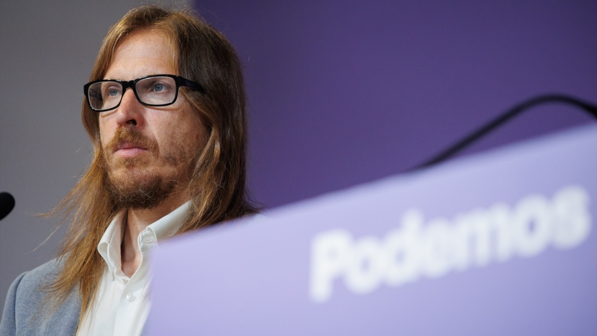 El secretario de Organización y Portavoz de Podemos, Pablo Fernández, durante una rueda de prensa