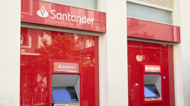 Chefs a domicilio, coches de 'renting'...: Santander refuerza su banca personal con más servicios para clientes 'premium'