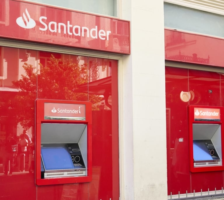 Chefs a domicilio, coches de 'renting'...: Santander refuerza su banca personal con más servicios para clientes 'premium'