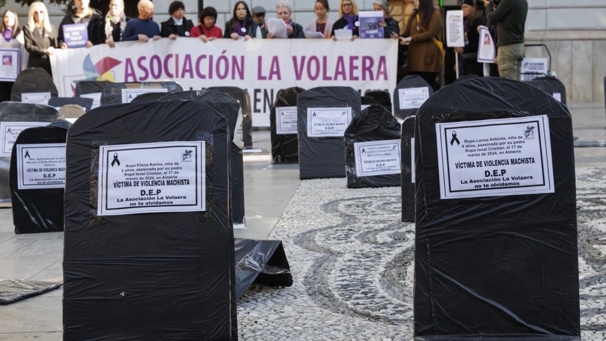 Lápidas en el acto de homenaje a las víctimas de la violencia machista