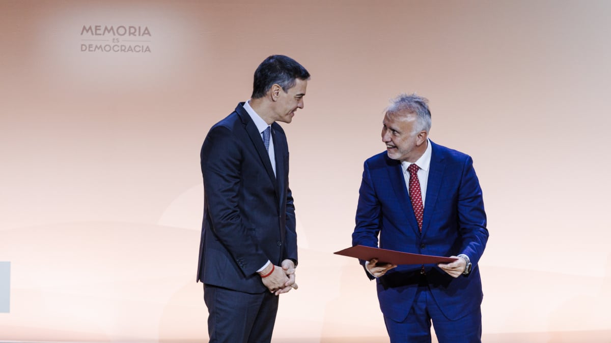 (Foto de ARCHIVO) El presidente del Gobierno, Pedro Sánchez (i), y el ministro de Política Territorial y Memoria Democrática, Ángel Víctor Torres (d), durante el acto con motivo de la celebración del ‘Día de Recuerdo y Homenaje a todas las víctimas del golpe militar, la Guerra y la Dictadura’, en el Auditorio Nacional de Música, a 10 de diciembre de 2024, en Madrid (España). Carlos Luján / Europa Press 10 DICIEMBRE 2024;PRESIDENTE;GOBIERNO;HMENAJE;VICTIMAS;DICTADURA;MEMORIA DEMOCRÁTICA 10/12/2024