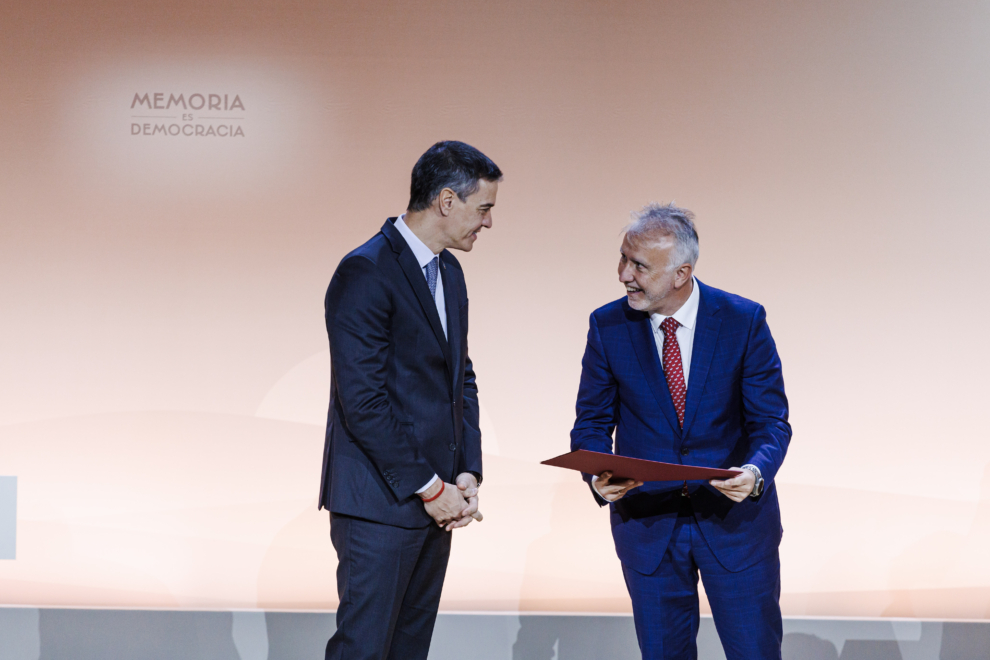 (Foto de ARCHIVO) El presidente del Gobierno, Pedro Sánchez (i), y el ministro de Política Territorial y Memoria Democrática, Ángel Víctor Torres (d), durante el acto con motivo de la celebración del ‘Día de Recuerdo y Homenaje a todas las víctimas del golpe militar, la Guerra y la Dictadura’, en el Auditorio Nacional de Música, a 10 de diciembre de 2024, en Madrid (España). Carlos Luján / Europa Press 10 DICIEMBRE 2024;PRESIDENTE;GOBIERNO;HMENAJE;VICTIMAS;DICTADURA;MEMORIA DEMOCRÁTICA 10/12/2024