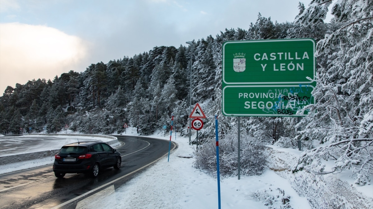 Un coche pasa el límite de Castilla y León,