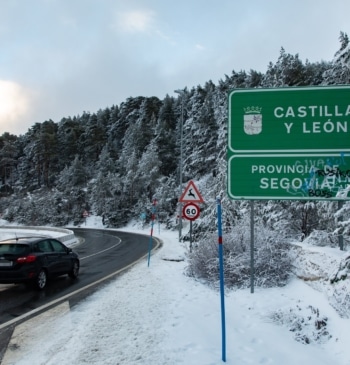 Un coche pasa el límite de Castilla y León,