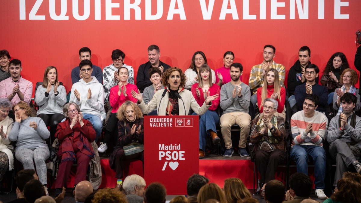 (Foto de ARCHIVO) La ministra y vicesecretaria general del PSOE, María Jesús Montero, interviene durante un acto del PSOE con vecinos y militantes, en el Centro Cívico Los Pinos, a 15 de diciembre de 2024, en Alcorcón, Madrid (España). Se trata del primer acto de López como secretario general del PSOE en Madrid, abanderado "del cambio en Madrid" de cara a unas futuras elecciones autonómicas en mayo de 2027, donde opta a ser el rival de Ayuso. Alejandro Martínez Vélez / Europa Press 15 DICIEMBRE 2024;PSOE;ACTO;POLÍTICA;MILITANTES 15/12/2024