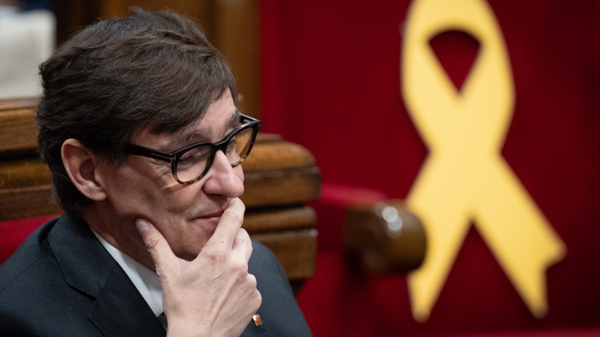 El presidente de la Generalitat, Salvador Illa, durante un pleno en el Parlament de Cataluña, en una imagen de archivo.