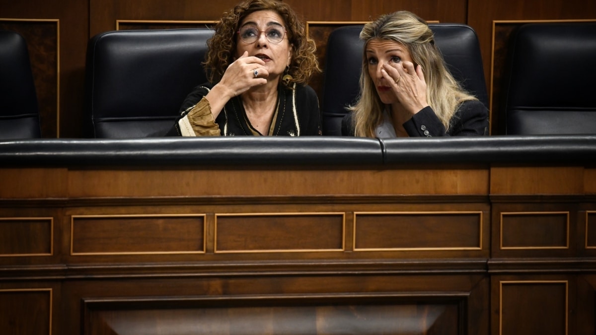 La ministra de Trabajo, Yolanda Díaz, y la ministra de Hacienda, María Jesús Montero,