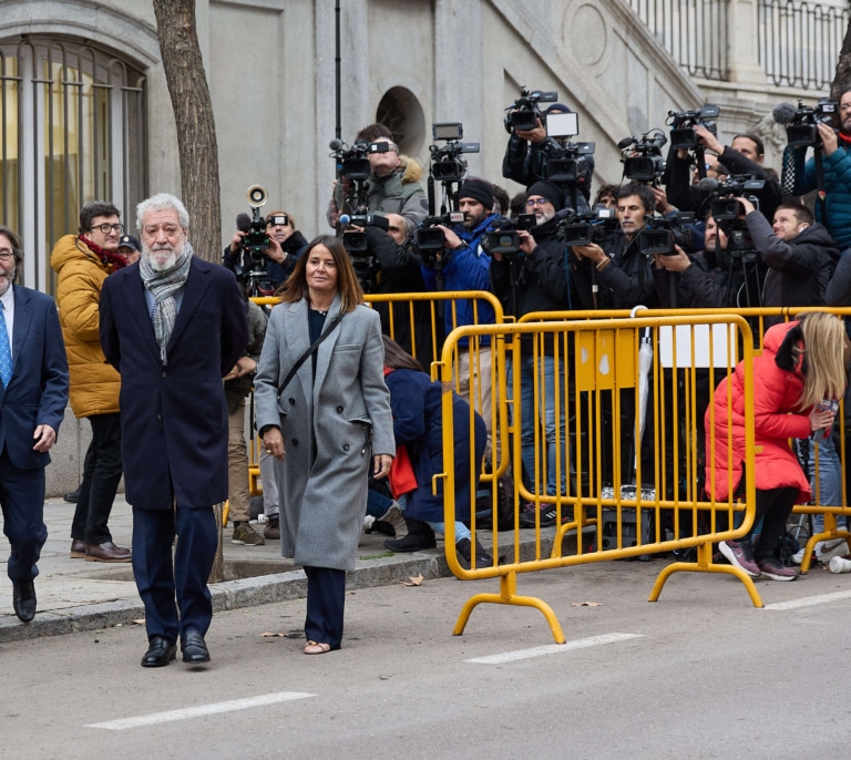 El PSOE busca el cuerpo a cuerpo en su estrategia judicial: querellas contra MAR, Vox y Almeida