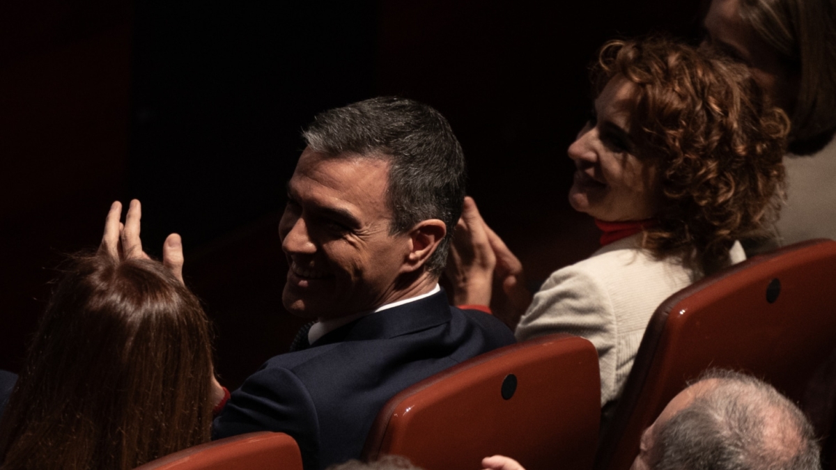 Pedro Sánchez y María Jesús Montero aplauden en el Reina Sofía.