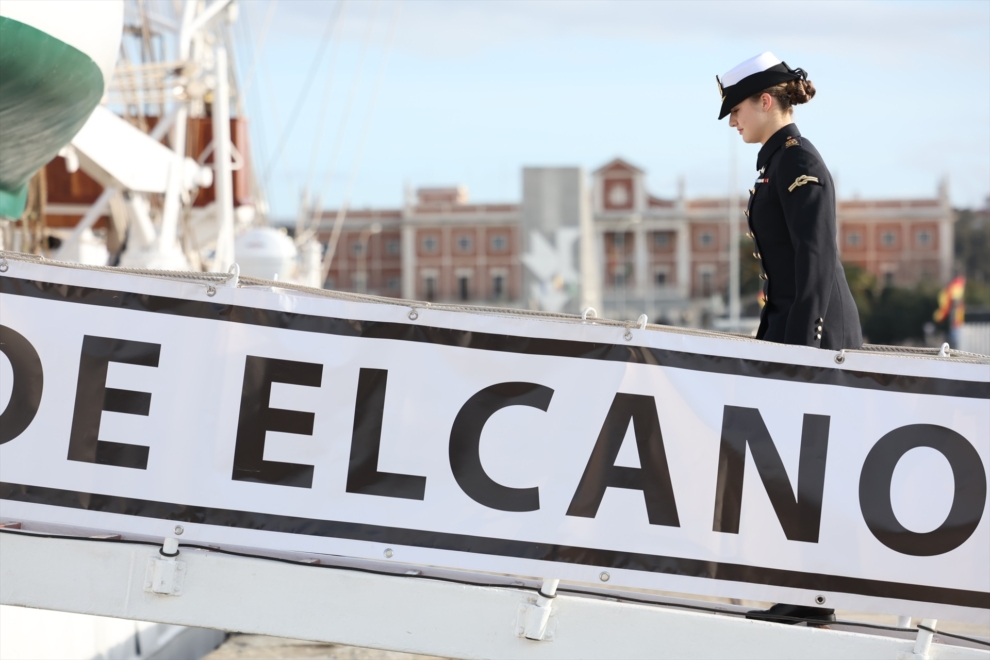 La princesa Leonor sube al buque escuela 'Juan Sebastián de Elcano'.