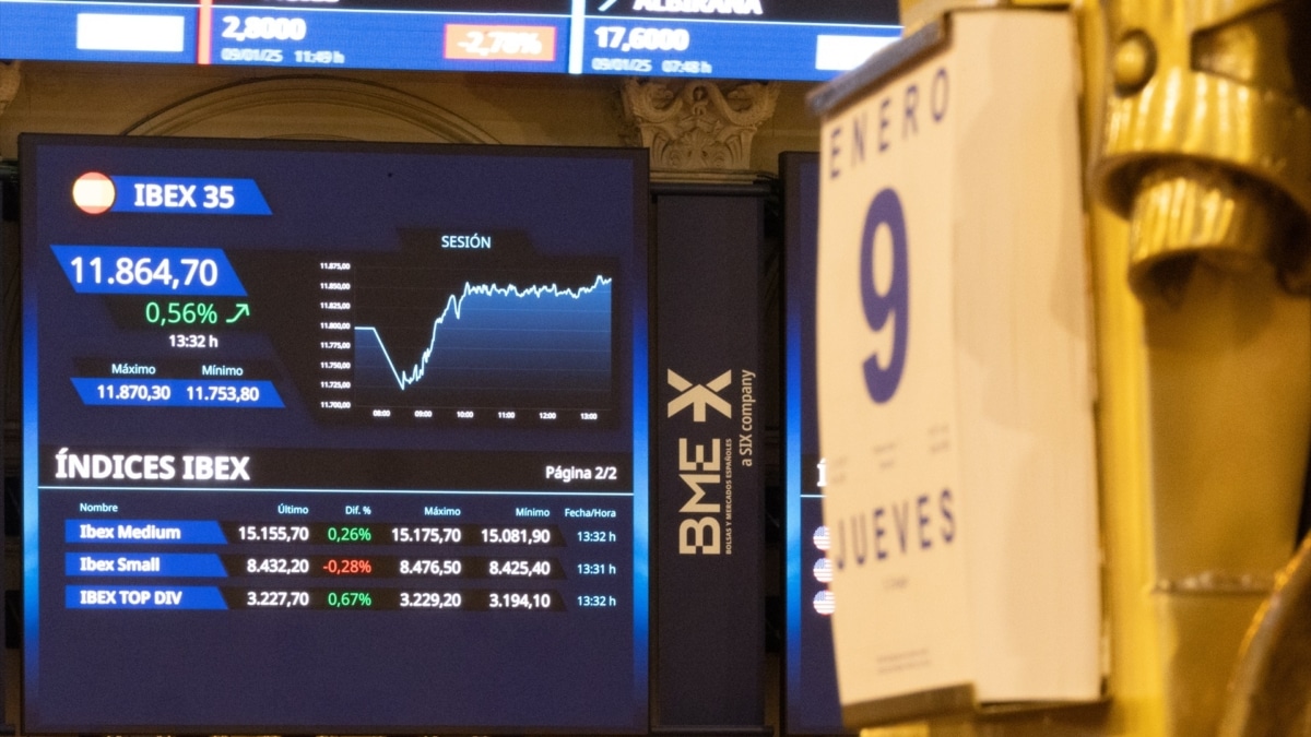 Paneles del Ibex 35 en el Palacio de la Bolsa de Madrid el pasado 9 de enero.