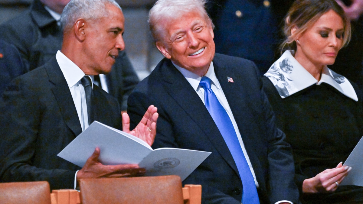 Obama y Trump charlan en el funeral de Carter en Washington.