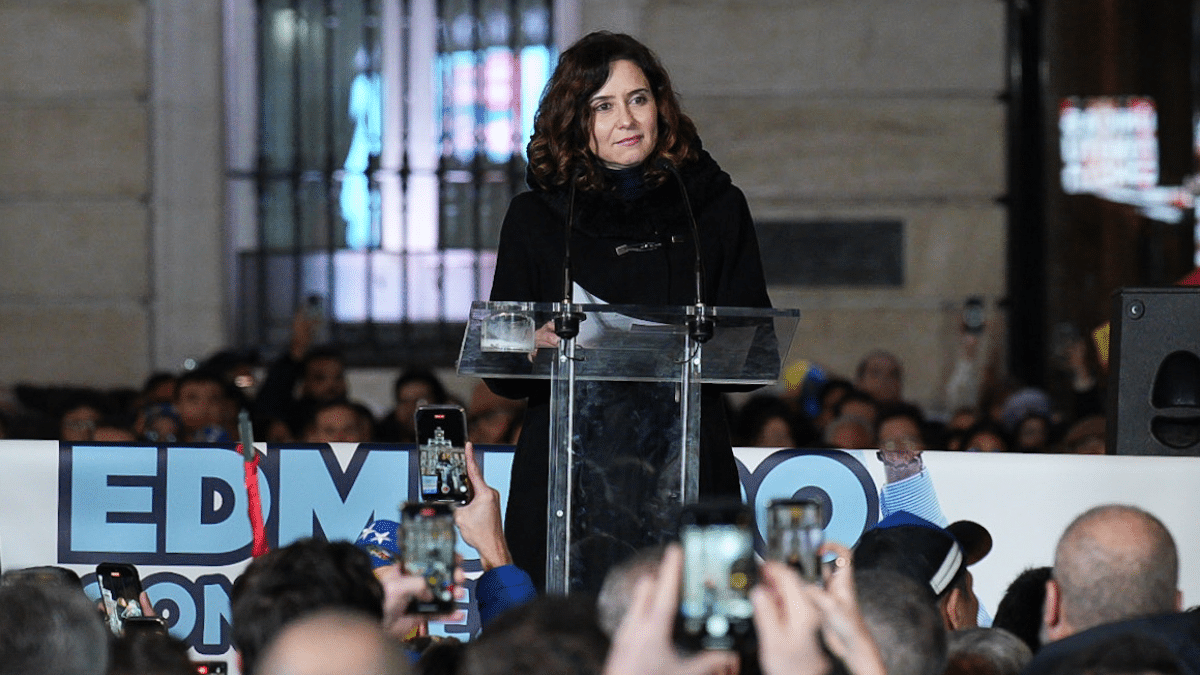 La presidenta de la Comunidad de Madrid, Isabel Díaz Ayuso, interviene durante la concentración contra el régimen de Nicolás Maduro antes de la toma de posesión como presidente de Venezuela, en la Puerta del Sol, a 9 de enero de 2025, en Madrid (España).