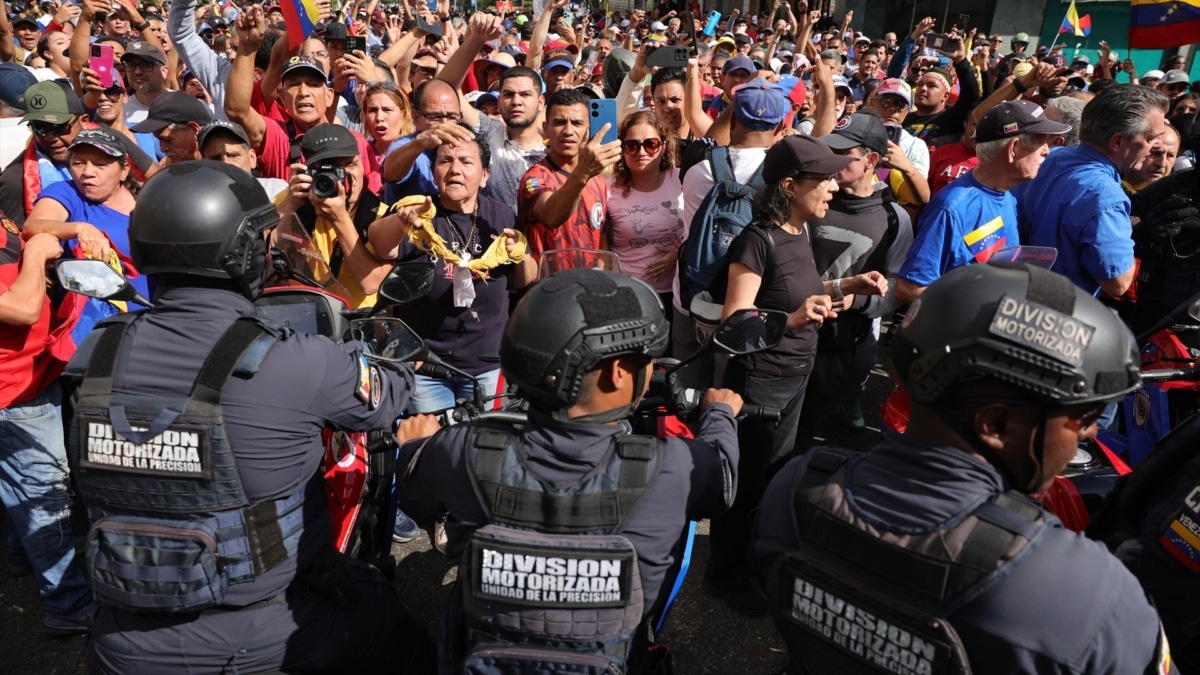 Policías frente a los manifestantes opositores a Maduro en Caracas.