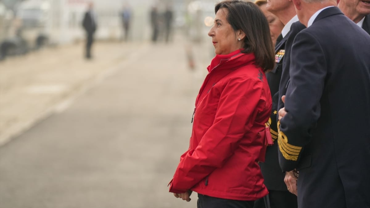 Margarita Robles, antes de subir al Juan Sebastián Elcano.