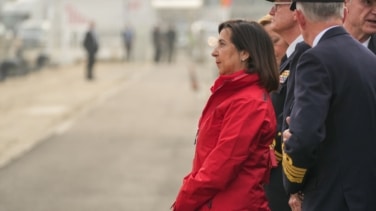 Pitos para Margarita Robles al llegar tarde a la despedida a Leonor en el Juan Sebastián Elcano