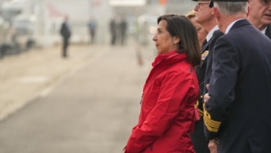 Pitos para Margarita Robles al llegar tarde a la despedida a Leonor en el Juan Sebastián Elcano