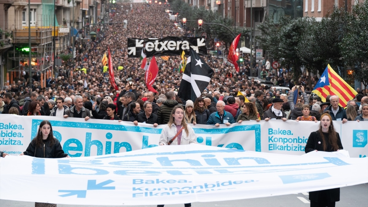 Cientos de personas durante una protesta convocada por SARE para reivindicar los derechos de los presos de ETA, a 11 de enero de 2025, en Bilbao