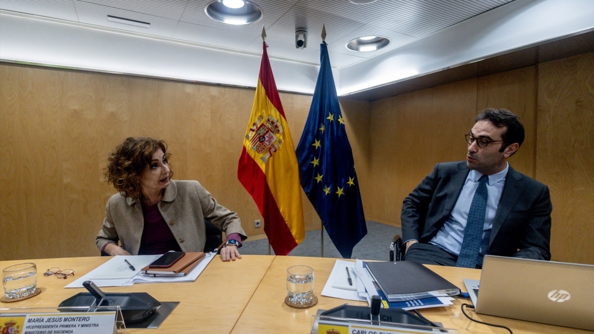 La vicepresidenta primera y ministra de Hacienda, María Jesús Montero, y el ministro de Economía, Comercio y Empresa, Carlos Cuerpo, durante una reunión en Madrid en una imagen de archivo.