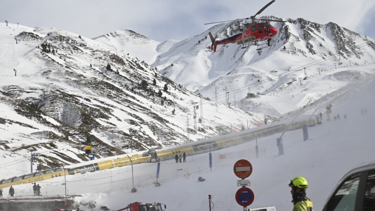 Un helicóptero en la estación de esquí de Astún, en Jaca, Huesca.