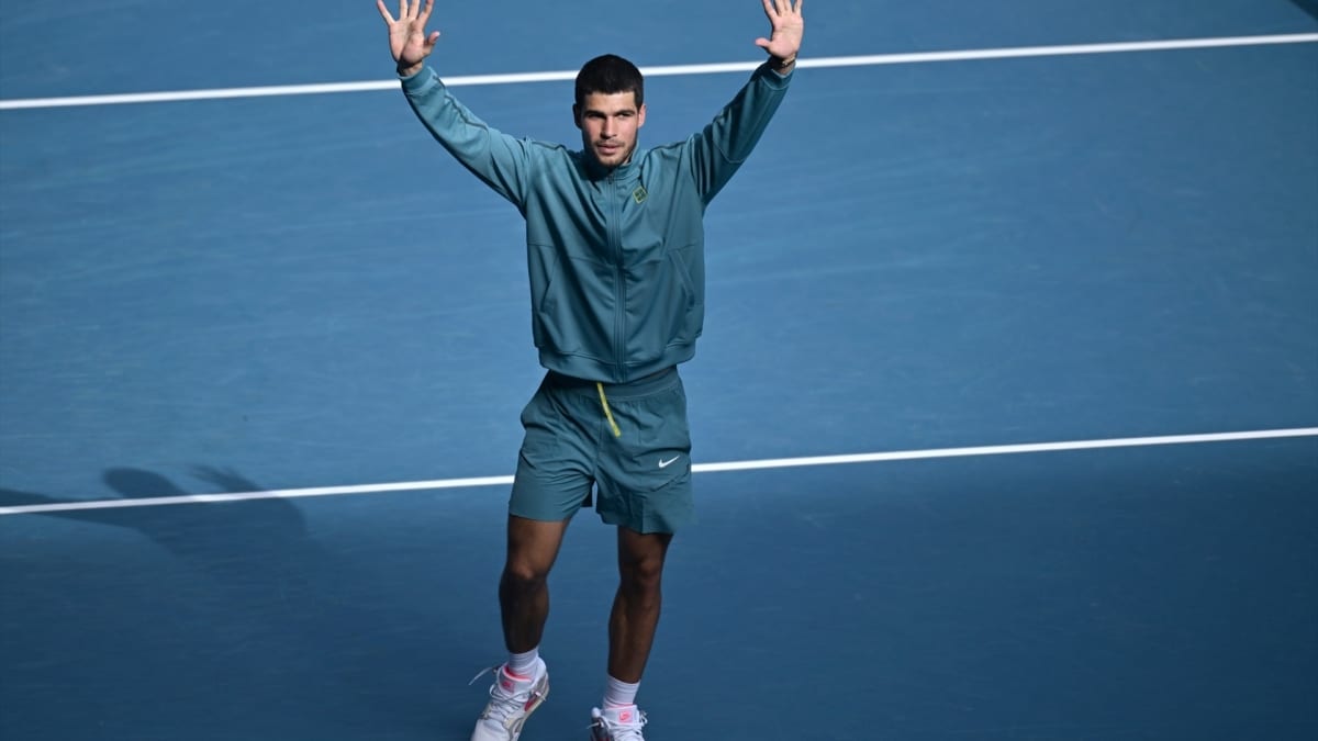 Carlos Alacaraz saludando al publico del Abierto de Australia